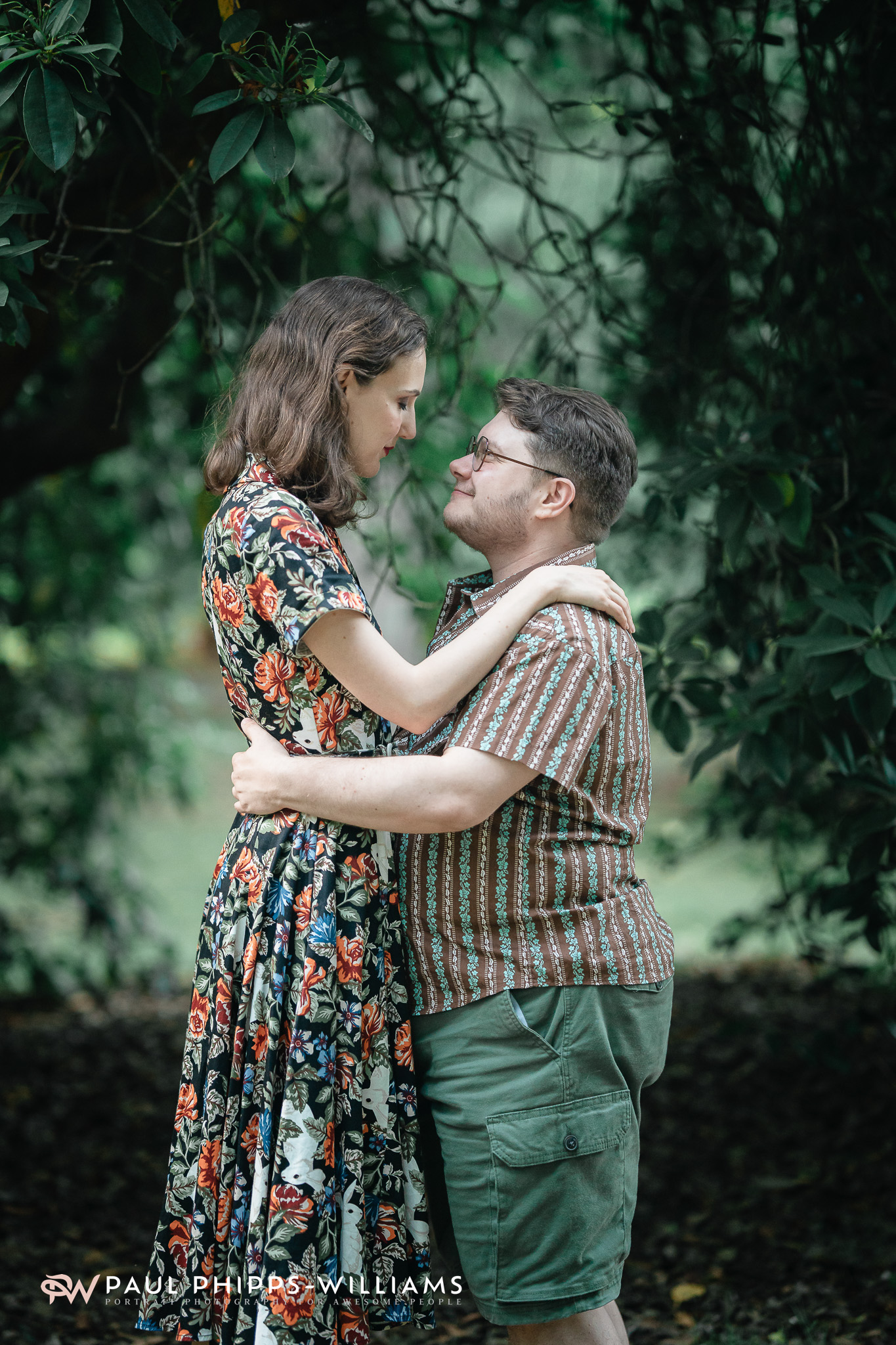 Fio and Georgia under a tree in a Manchester Park